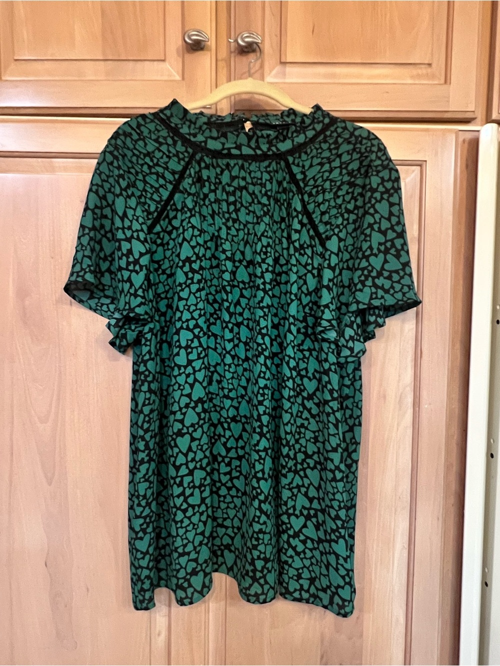TORRID PLUS SIZE Women’s Green Heart-Print Short Sleeve Blouse. SZ.2